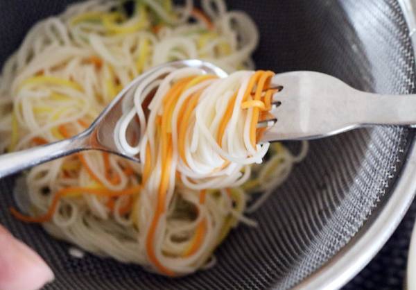 夏休み中のママのお悩み「学童弁当」、バリエ豊富な『麺弁当』が使える！