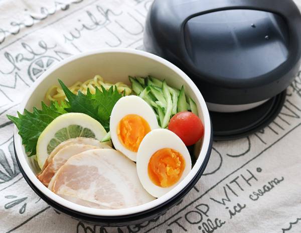 夏休み中のママのお悩み「学童弁当」、バリエ豊富な『麺弁当』が使える！