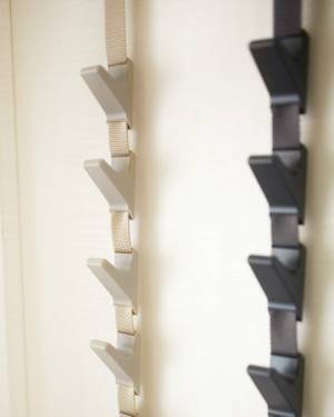 これ一つでドア裏が収納スペースに変身！「ドアフック」で子供の支度コーナーをつくろう。[PR]