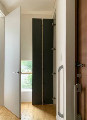 これ一つでドア裏が収納スペースに変身！「ドアフック」で子供の支度コーナーをつくろう。[PR]