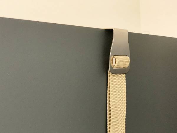 これ一つでドア裏が収納スペースに変身！「ドアフック」で子供の支度コーナーをつくろう。[PR]