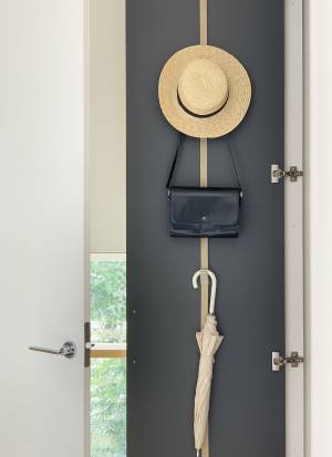 これ一つでドア裏が収納スペースに変身！「ドアフック」で子供の支度コーナーをつくろう。[PR]