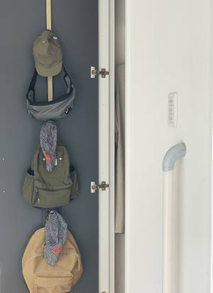 これ一つでドア裏が収納スペースに変身！「ドアフック」で子供の支度コーナーをつくろう。[PR]
