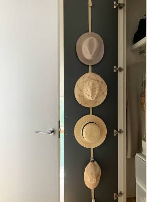 これ一つでドア裏が収納スペースに変身！「ドアフック」で子供の支度コーナーをつくろう。[PR]