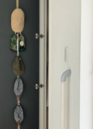 これ一つでドア裏が収納スペースに変身！「ドアフック」で子供の支度コーナーをつくろう。[PR]
