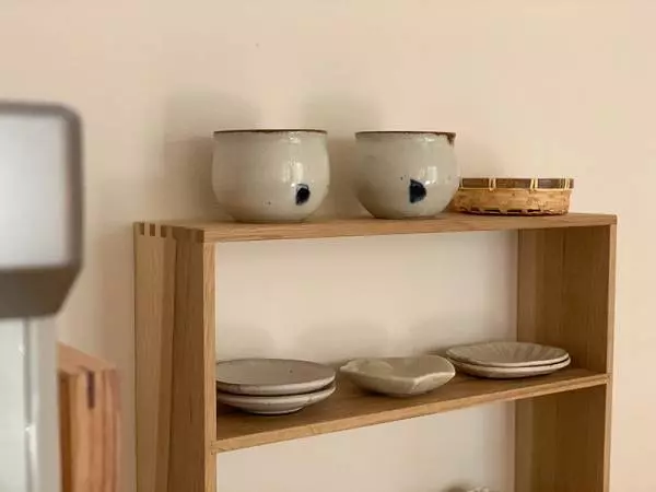 インテリアと家事動線を美しく。「見せ置きできる食器棚」楢材キッチンシェルフ＜前編＞