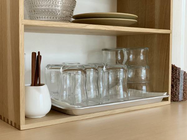 インテリアと家事動線を美しく。「見せ置きできる食器棚」楢材キッチンシェルフL【後編】[PR]