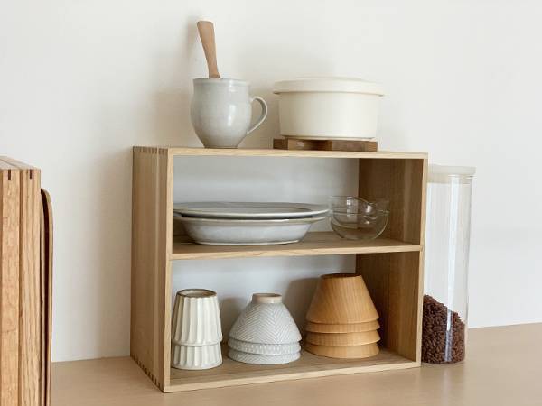 インテリアと家事動線を美しく。「見せ置きできる食器棚」楢材キッチンシェルフL【後編】[PR]