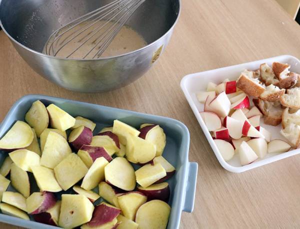 子どもにも安心の簡単手作りスイーツ！  リンゴとさつまいものパンプディングのレシピ