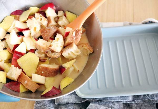 子どもにも安心の簡単手作りスイーツ！  リンゴとさつまいものパンプディングのレシピ