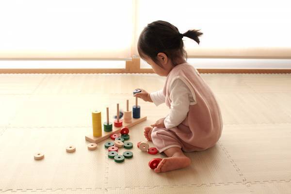 イヤイヤ期の娘もニッコリ。今年の秋冬スリーパーはコレに決まり！[PR]