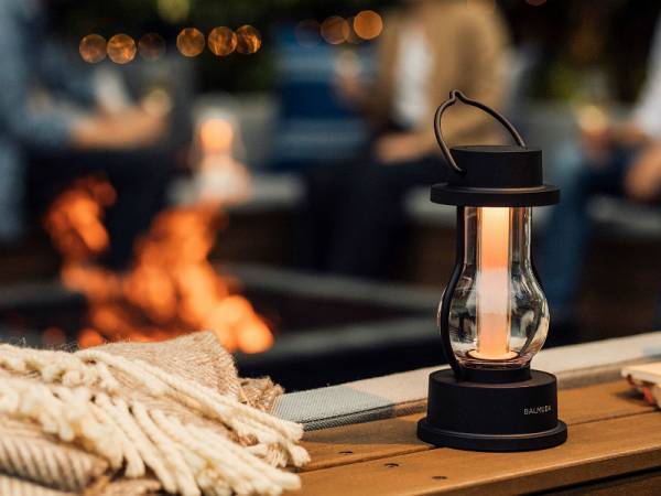 BALMUDA（バルミューダ）のLEDランタン　味わい深い灯りが、心落ち着く時間を演出