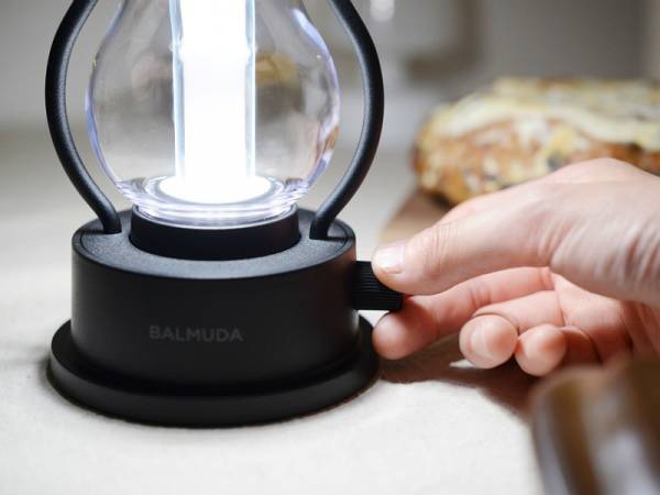 BALMUDA（バルミューダ）のLEDランタン　味わい深い灯りが、心落ち着く時間を演出