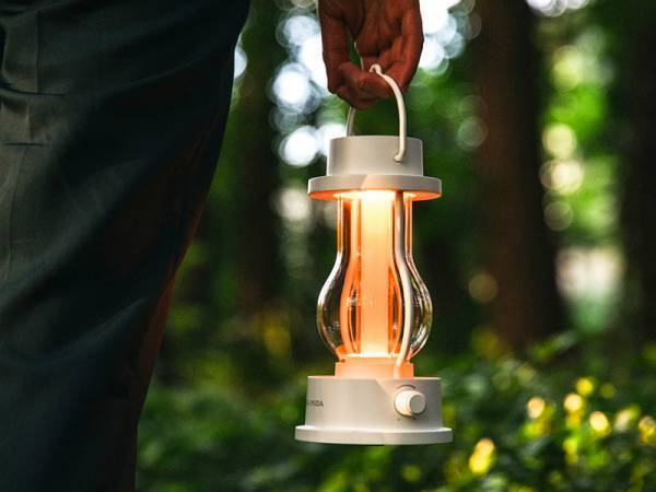 BALMUDA（バルミューダ）のLEDランタン　味わい深い灯りが、心落ち着く時間を演出