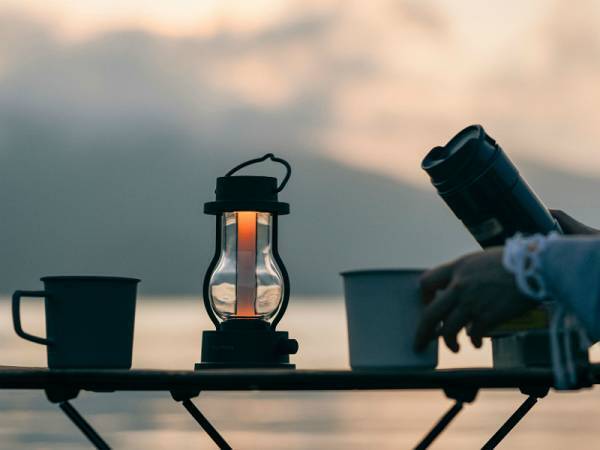 BALMUDA（バルミューダ）のLEDランタン　味わい深い灯りが、心落ち着く時間を演出