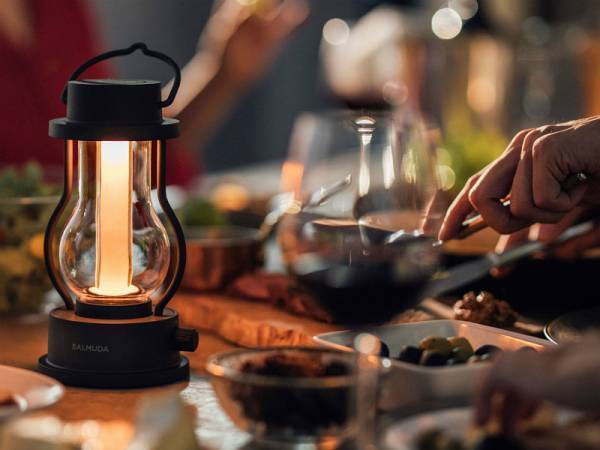 BALMUDA（バルミューダ）のLEDランタン　味わい深い灯りが、心落ち着く時間を演出