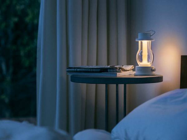 BALMUDA（バルミューダ）のLEDランタン　味わい深い灯りが、心落ち着く時間を演出