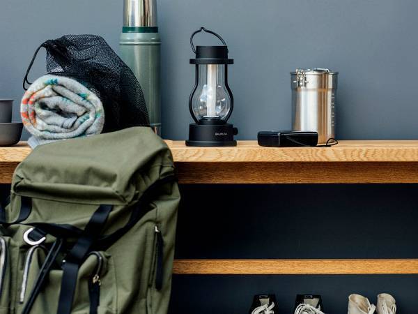 BALMUDA（バルミューダ）のLEDランタン　味わい深い灯りが、心落ち着く時間を演出