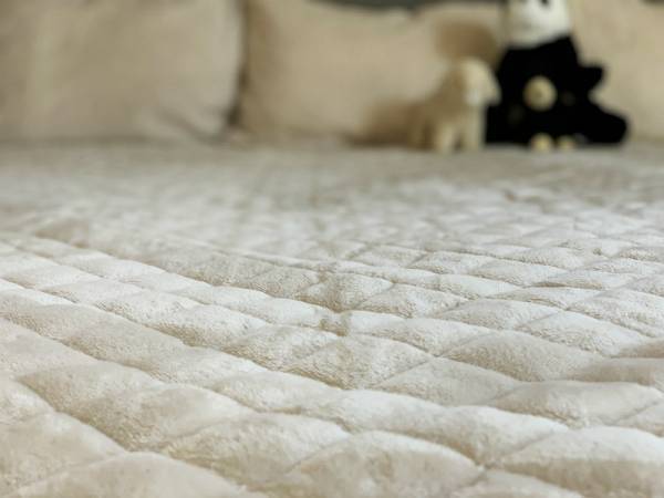 あの「伝説の毛布」からボックスシーツ型が新登場！この冬、無敵なベッドルームを。[PR]