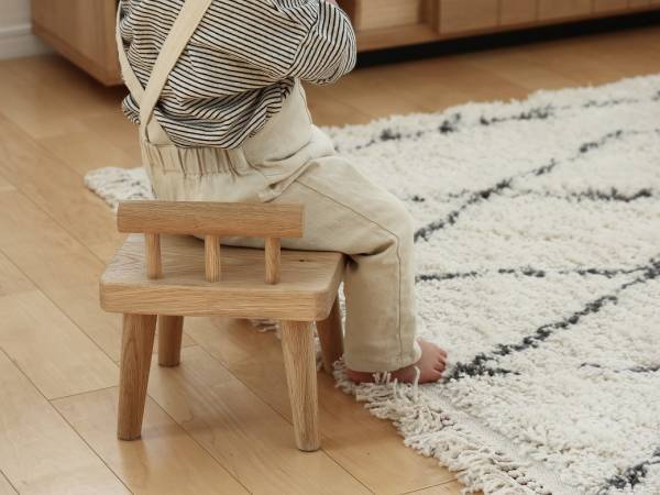 1歳の誕生日に選びたい　木のぬくもり感じる「こども椅子」
