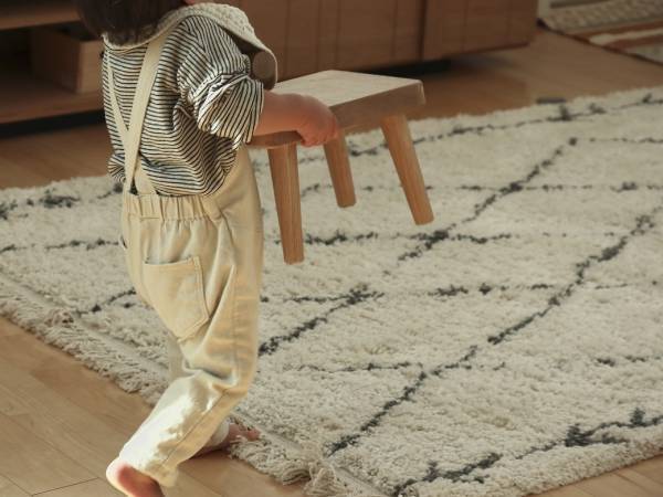 1歳の誕生日に選びたい　木のぬくもり感じる「こども椅子」