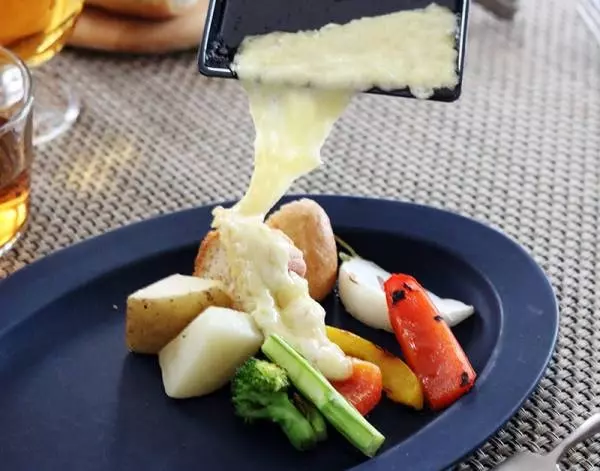 チーズとろ〜りが叶う「おうちラクレットメーカー」、今年はピザも楽しめます!