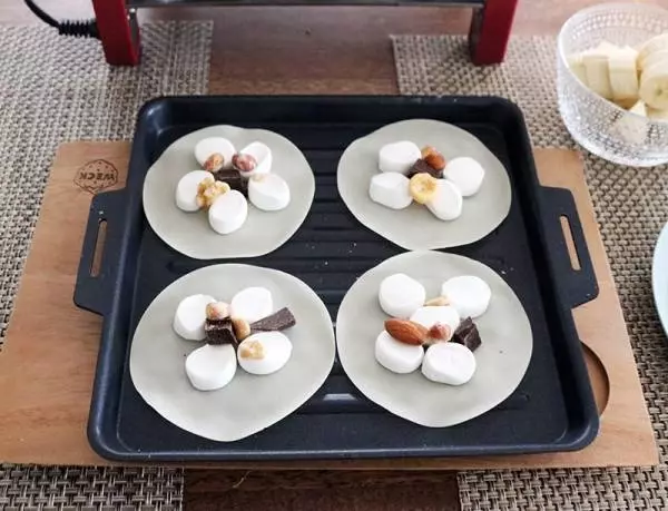 ラクレットメーカーで楽しむ「チョコフォンデュ&スモア風ピザ」