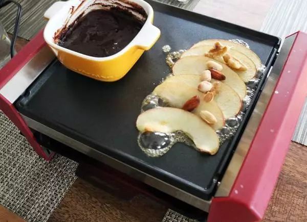 ラクレットメーカーで楽しむ「チョコフォンデュ&スモア風ピザ」