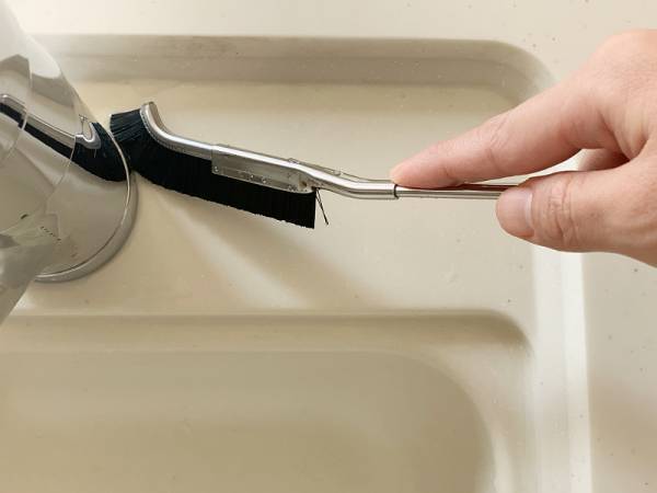 大掃除に欠かせない！J型お掃除ブラシでいつも届かない場所もラクラクきれいに。[PR]