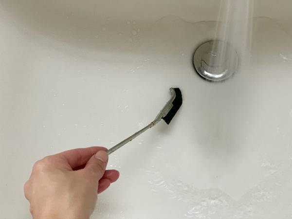 大掃除に欠かせない！J型お掃除ブラシでいつも届かない場所もラクラクきれいに。[PR]