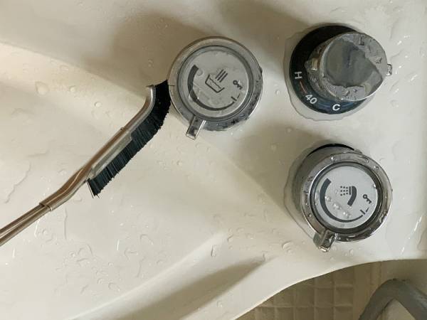 大掃除に欠かせない！J型お掃除ブラシでいつも届かない場所もラクラクきれいに。[PR]