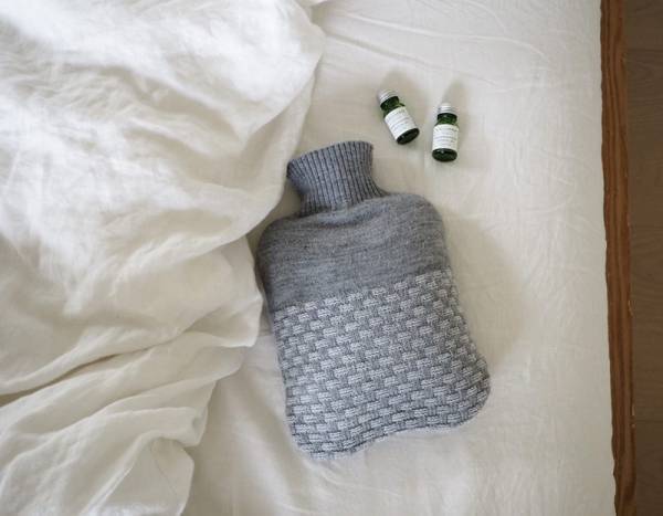 冬の暮らしのお供に。どんなシーンでも活躍してくれる、国産ニットの湯たんぽ[PR]