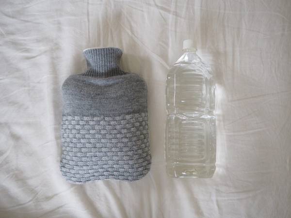 冬の暮らしのお供に。どんなシーンでも活躍してくれる、国産ニットの湯たんぽ[PR]