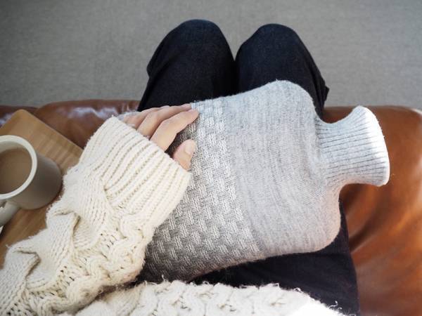 冬の暮らしのお供に。どんなシーンでも活躍してくれる、国産ニットの湯たんぽ[PR]