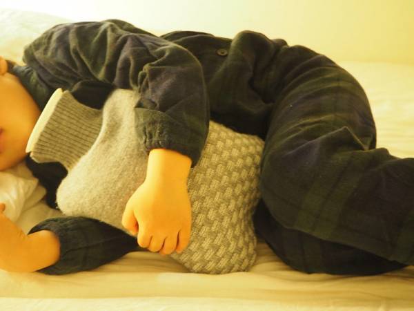 冬の暮らしのお供に。どんなシーンでも活躍してくれる、国産ニットの湯たんぽ[PR]
