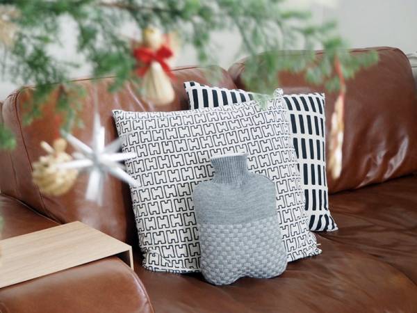 冬の暮らしのお供に。どんなシーンでも活躍してくれる、国産ニットの湯たんぽ[PR]