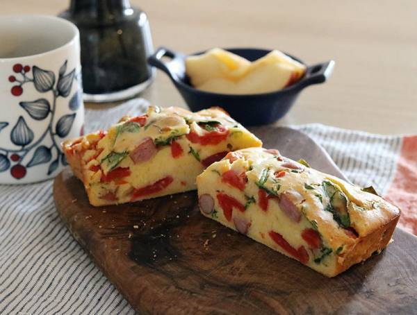 朝食にぴったり！ 野菜たっぷりケークサレ＆ウインナーロールのレシピ　