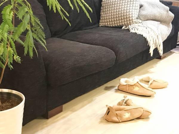くつした感覚で履ける？！スリッパ嫌いも虜になる、北欧エルク ムートン風ルームシューズ[PR]