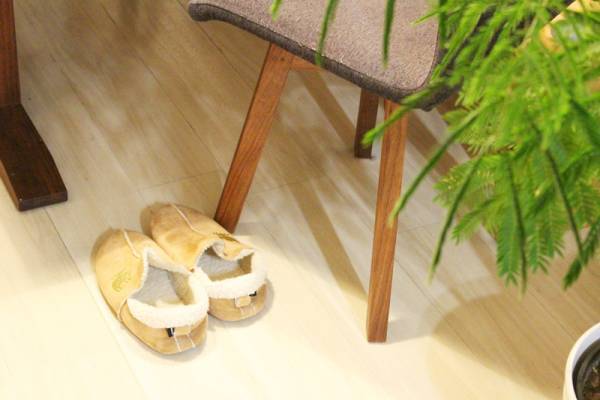くつした感覚で履ける？！スリッパ嫌いも虜になる、北欧エルク ムートン風ルームシューズ[PR]
