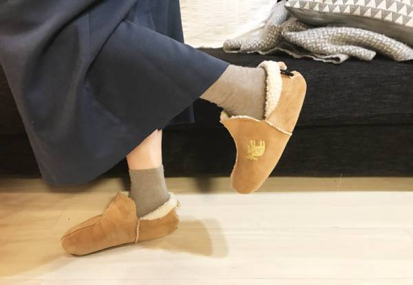 くつした感覚で履ける？！スリッパ嫌いも虜になる、北欧エルク ムートン風ルームシューズ[PR]