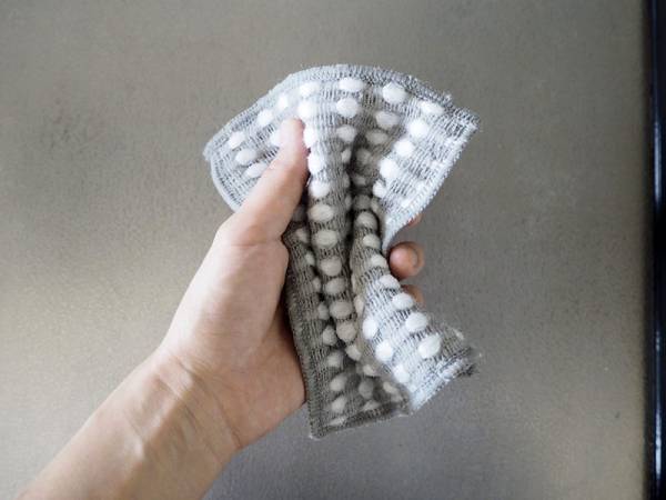 「なんでもいい」から「これがいい」。隙間や隅っこの汚れもすっきり落とす、新感覚のキッチンスポンジ[PR]