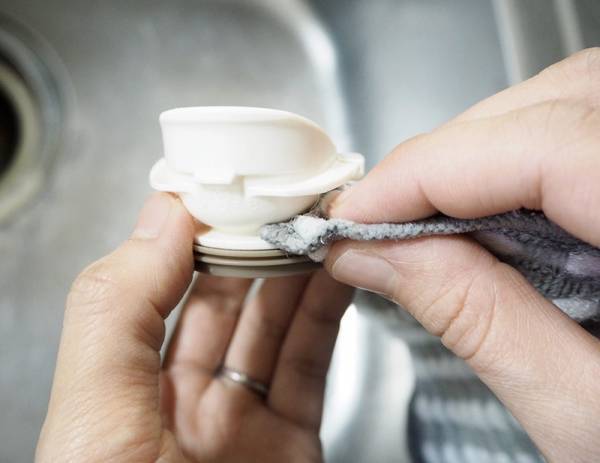 「なんでもいい」から「これがいい」。隙間や隅っこの汚れもすっきり落とす、新感覚のキッチンスポンジ[PR]