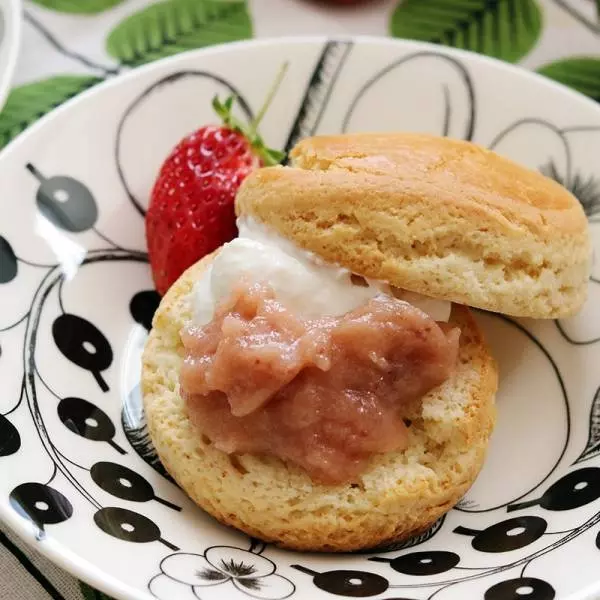 ホットケーキミックスで作る、焼き立てスコーンの朝ごはん