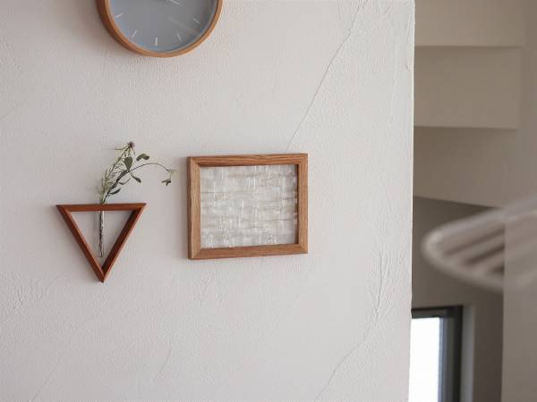 漆喰の壁でもできる、壁掛けインテリア。[PR]