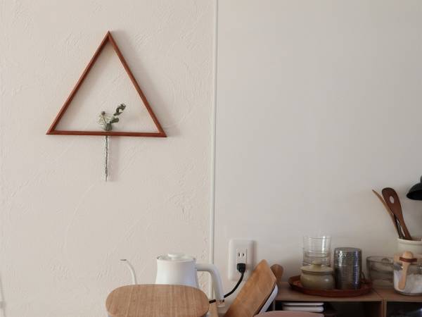 漆喰の壁でもできる、壁掛けインテリア。[PR]