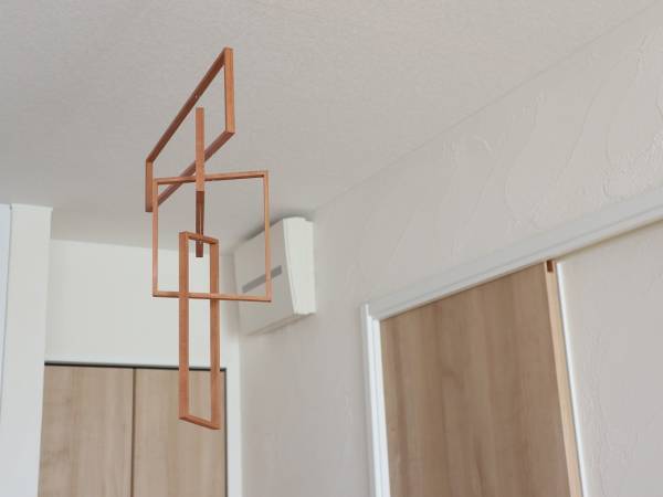 漆喰の壁でもできる、壁掛けインテリア。[PR]