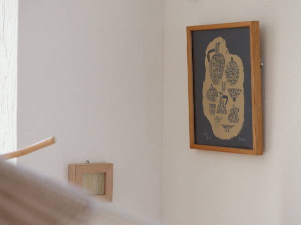 漆喰の壁でもできる、壁掛けインテリア。[PR]