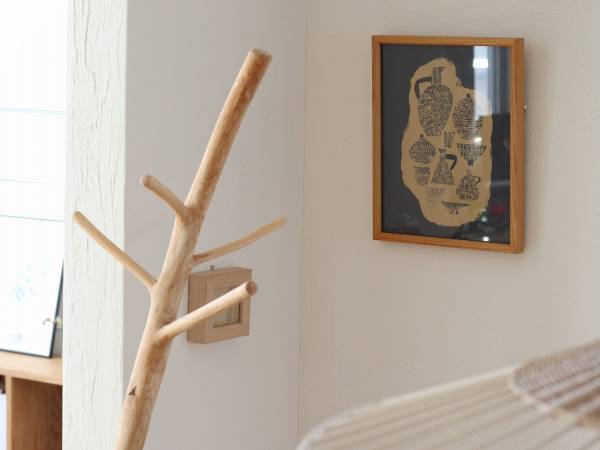 漆喰の壁でもできる、壁掛けインテリア。[PR]