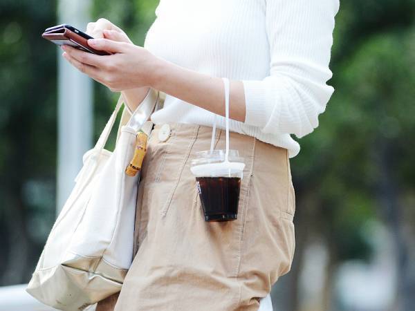 飲み物“テイクアウト派”さん必見♪両手がふさがらない、新アイデア商品。[PR]