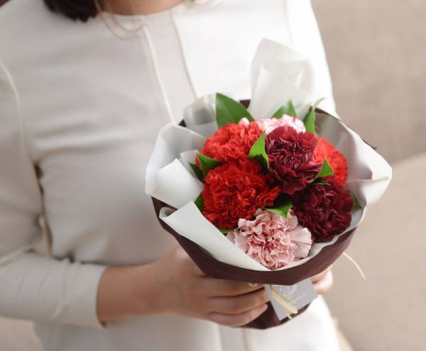 【2020最新版】母の日プレゼントどう選ぶ？お母さんを笑顔にする洗練フラワーギフト[PR]